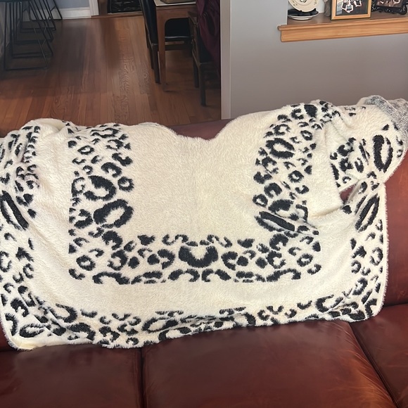 Super soft, leopard print wrap - Picture 2 of 2